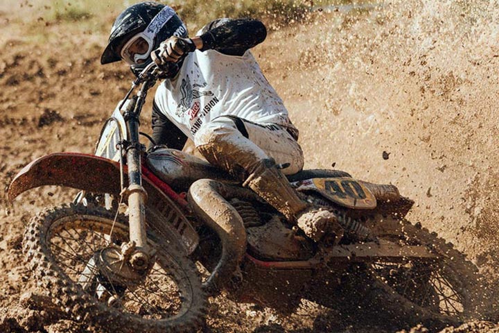 Équipement motocross vintage Racing Division, marque Fuel Motorcycles.