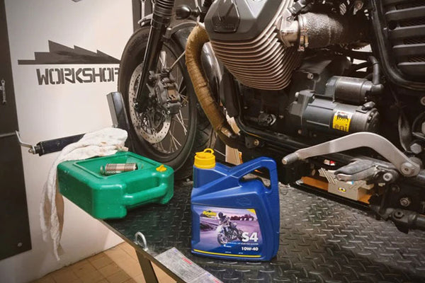 Motorcycle Engine Oil: Choosing Without Being Wrong