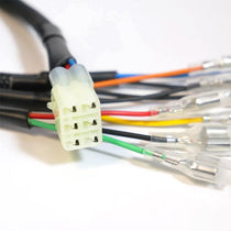 Adaptateur de faisceau électrique Triumph plug and play pour feu arrière et clignotants + AUX, pour modèles Triumph à refroidissement liquide.