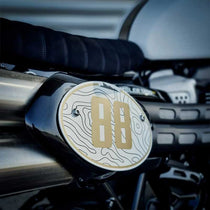 Plaque numero flat track Blackpines pour Triumph 1200 XE et XC. Blackpines.fr