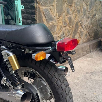 Garde-boue arrière court noir brillant installé sur une Royal Enfield Interceptor 650.