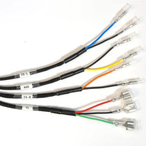 Adaptateur de faisceau électrique Triumph pour feu arrière et clignotants et AUX avec connecteurs bullet de 3,5 mm à code couleur.