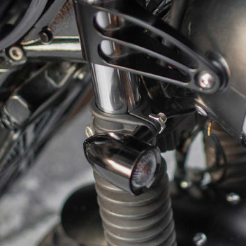 Supports de clignotants pour fourche 41mm Motone Customs Clampits. Blackpines.fr