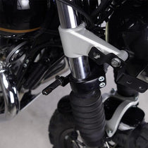 Paire de clignotants moto LED Neo Scrambler de la marque Bonvent Motorbikes montés à l'avant.