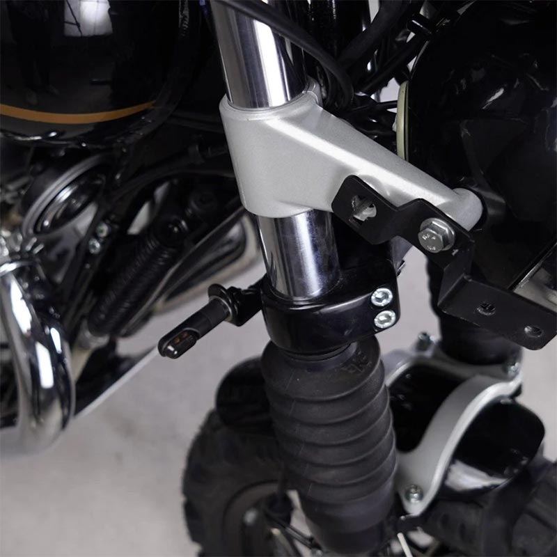 Paire de clignotants moto LED Neo Scrambler de la marque Bonvent Motorbikes montés à l'avant.
