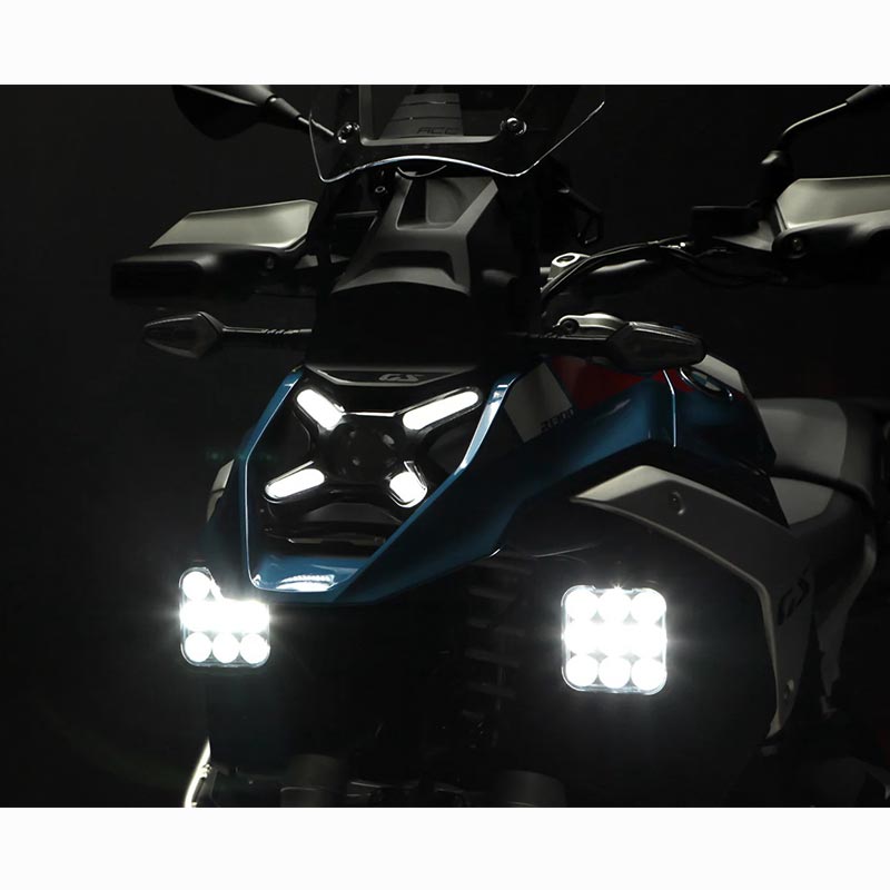 Feux additionnels moto LED blancs Denali DL9. Blackpines.fr