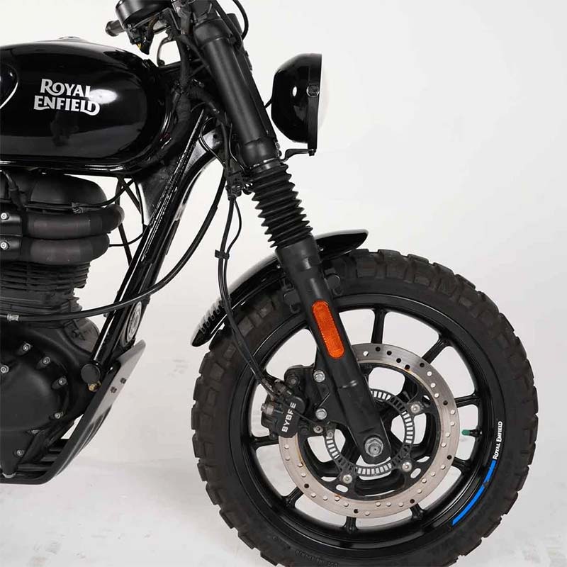 Garde-boue avant court Bonvent Motorbikes en composite renforcé noir brillant monté sur Hunter 350.
