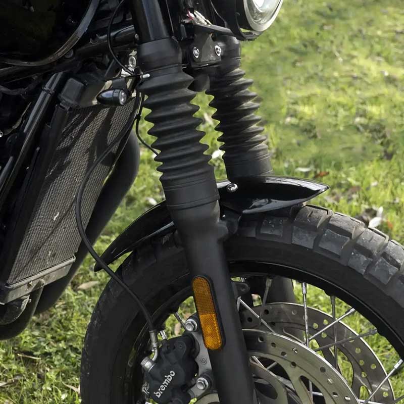 Triumph équipée du garde-boue avant court Bonvent