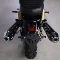Ligne arrière épurée style Scrambler sur une moto Royal Enfield Interceptor 650.