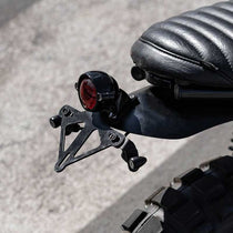 Supports de clignotants sur plaque immatriculation L-Clamps Motone Customs. Blackpines.fr
