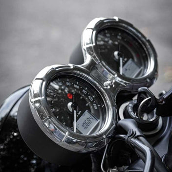 Couvercle de compteur moto Motone Customs The Peerless pour Triumph. Blackpines.fr
