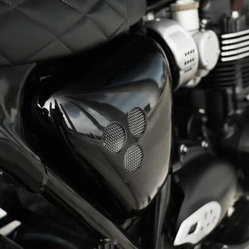 Cache latéral noir brillant Bonvent Motorbikes présenté sur Triumph Bonneville T120.