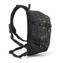 Sac à dos moto Kriega R20 multicam noir vue de côté.