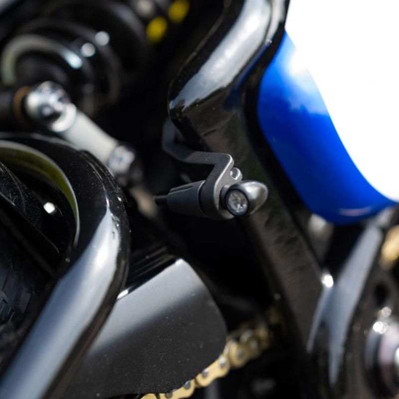 Supports clignotants arriere Motone Customs AJAX pour Triumph Bobber. Blackpines.fr 