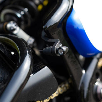 Supports clignotants arriere Motone Customs AJAX pour Triumph Bobber. Blackpines.fr 