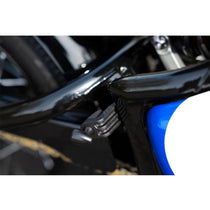 Supports clignotants arriere Motone Customs AJAX pour Triumph Bobber. Blackpines.fr 