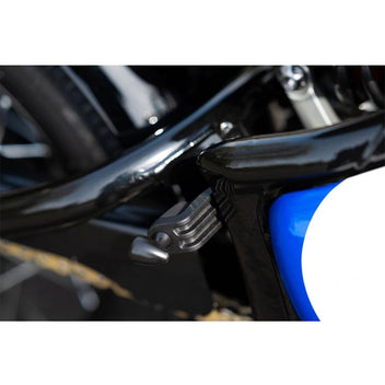 Supports clignotants arriere Motone Customs AJAX pour Triumph Bobber. Blackpines.fr 
