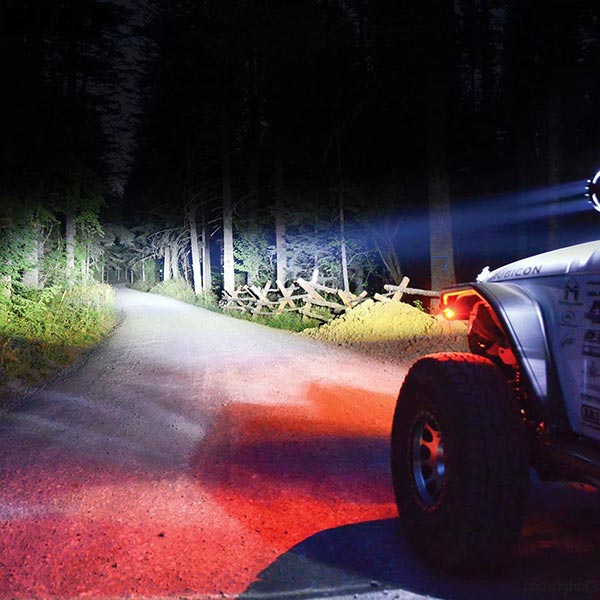 Kit feux additionnel route blancs LP550 LED DK555BXG. Blackpines.fr