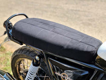 Selle BPCR simili Alcantara plug & play pour Royal Enfield Interceptor. Blackpines.fr 