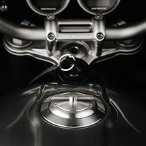 Bouchon de reservoir usine V2 Le Motographe pour BMW R nineT. Blackpines.fr