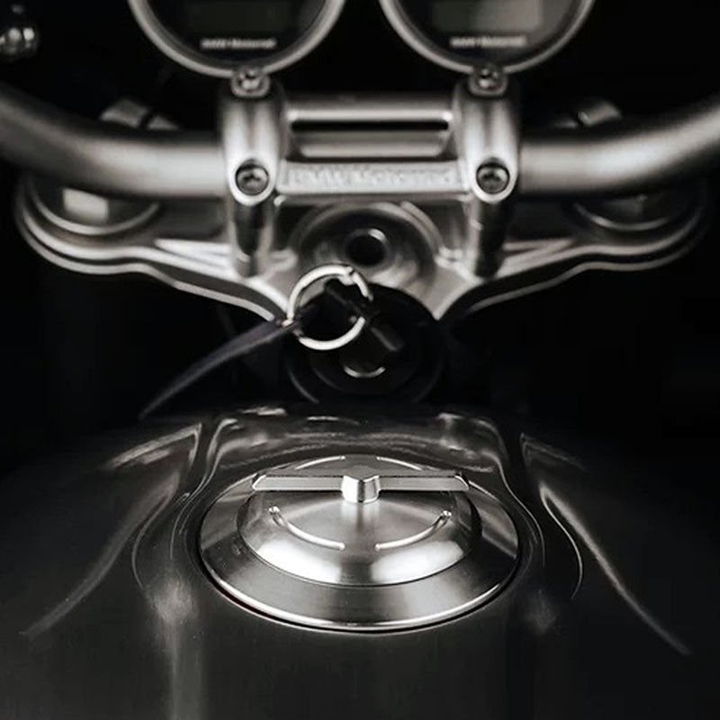 Bouchon de reservoir usine V2 Le Motographe pour BMW R nineT. Blackpines.fr