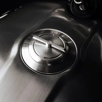 Bouchon de reservoir usine V2 Le Motographe pour BMW R nineT. Blackpines.fr