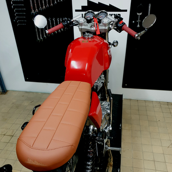 Selle Scrambler couleur Camel. Universelle qualite sur mesure by BPCR blackpines.fr