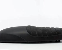 Selle en cuir synthetique noir pour interceptor et continental GT. Blackpines.fr