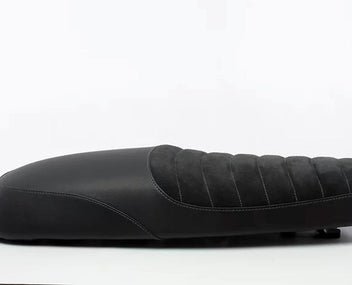 Selle en cuir synthetique noir pour interceptor et continental GT. Blackpines.fr