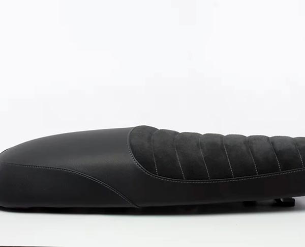 Selle en cuir synthetique noir pour interceptor et continental GT. Blackpines.fr