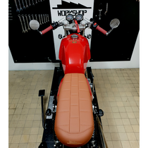 Selle Scrambler Camel vue sur moto. Universelle by BPCR blackpines.fr