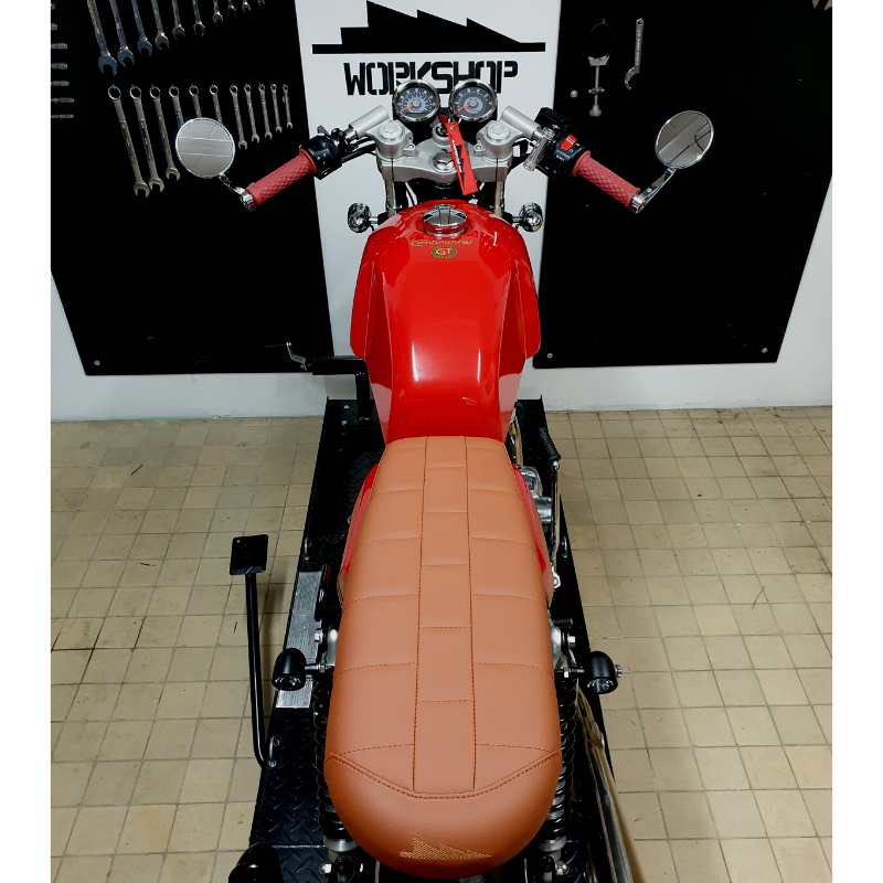 Selle Scrambler Camel vue sur moto. Universelle by BPCR blackpines.fr