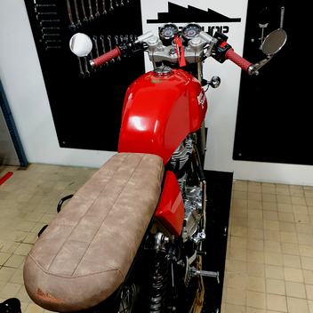 Selle moto Scrambler marron vintage. Universelle de qualite sur mesure by BPCR. blackpines.fr