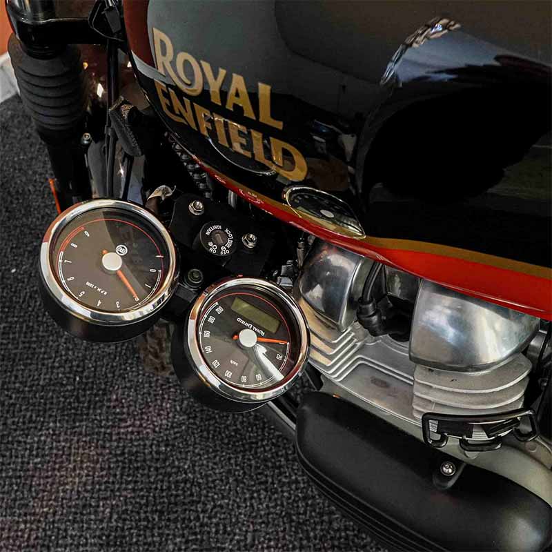 Support de relocalisation de compteur pour Royal Enfield serie 650. Blackpines.fr