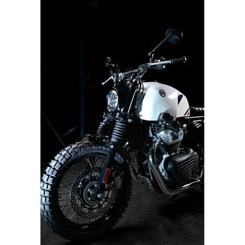 Support de relocalisation de compteur pour Royal Enfield serie 650. Blackpines.fr